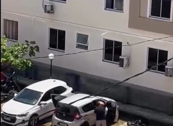 um homem foi preso em flagrante após agredir uma mulher grávida dentro de um condomínio localizado na Avenida Moema Tinoco, na Zona Norte