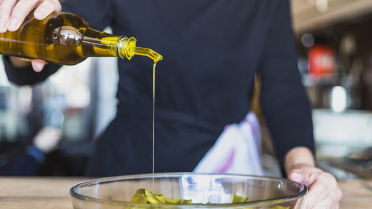colheita de maos de mulher cozinhar salada na cozinha