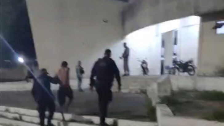 homem é preso após agredir mãe