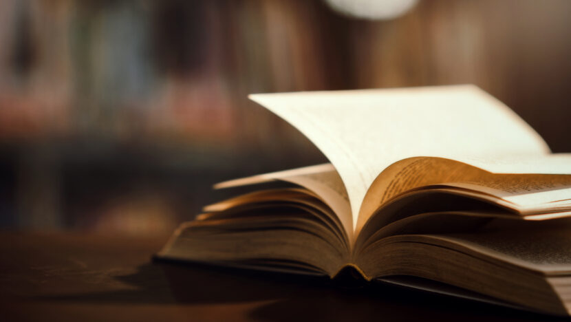 reserve na biblioteca com livro aberto