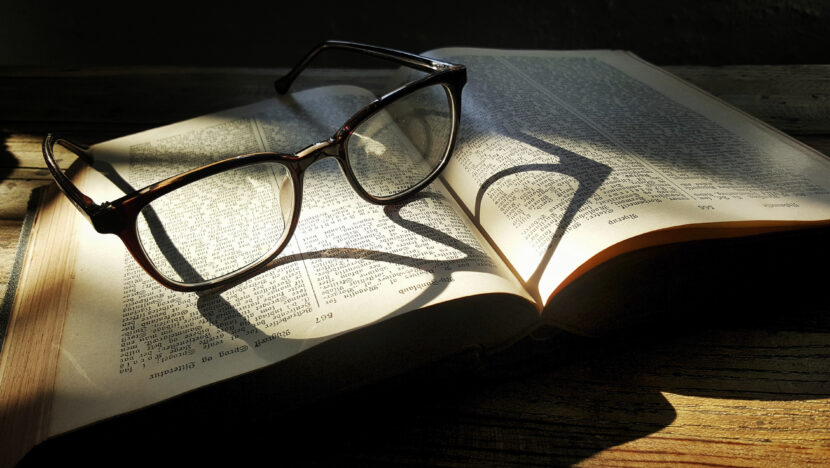 um par de oculos e um livro