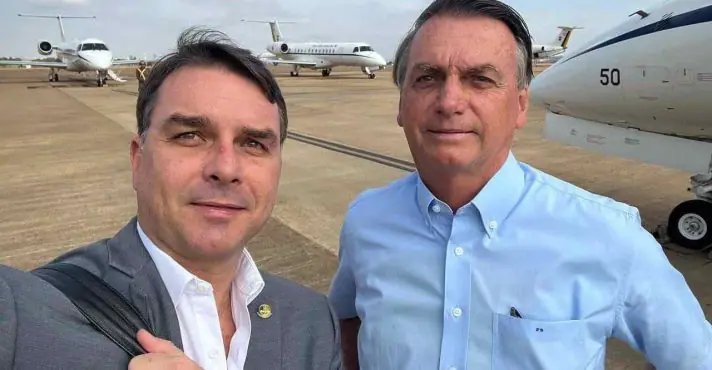 Flavio e Jair Bolsonaro 1 712x370.jpg