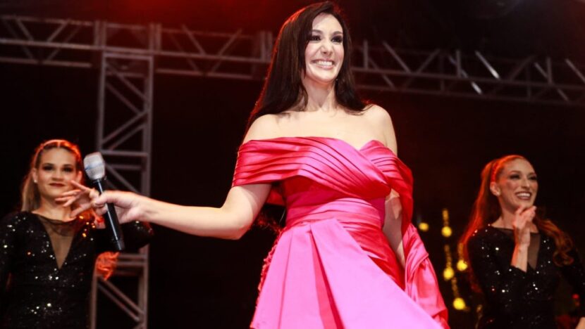 Marina Elali se apresenta em palco de show