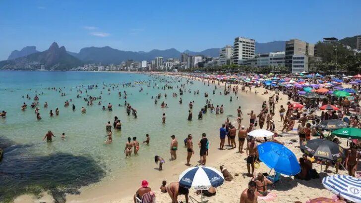 No RJ, a praia tem sido o refúgio para se refrescar - Foto: Tomaz Silva/Agência Brasil