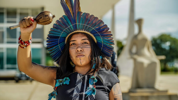 Indígena em manifestação em frente ao STF contra Lei do Marco Temporal - foto: Rafa Neddermeyer / Agência Brasil