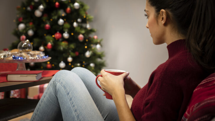 mulher olhando um copo com um fundo de Natal RN