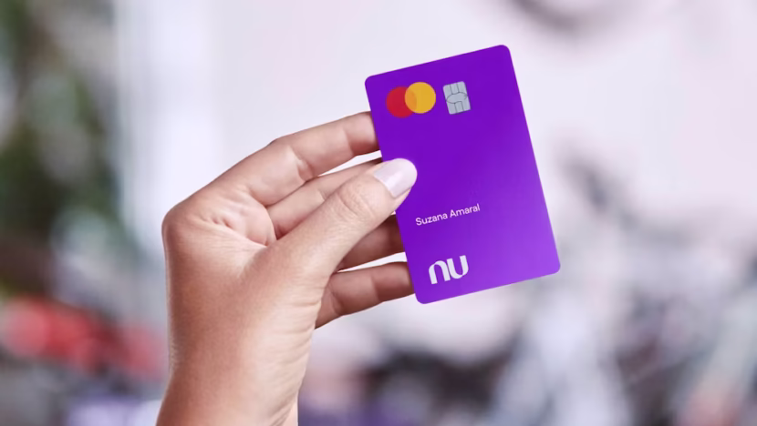 1746627742 mao segurando cartao nubank ptbr hero product mobile