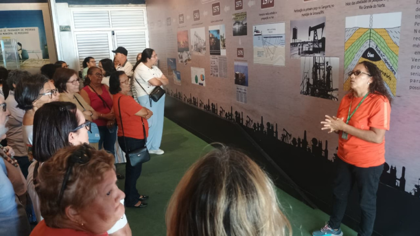 Grupo de turistas de Pernambuco durante visita ao Museu do Petróleo, em Mossoró