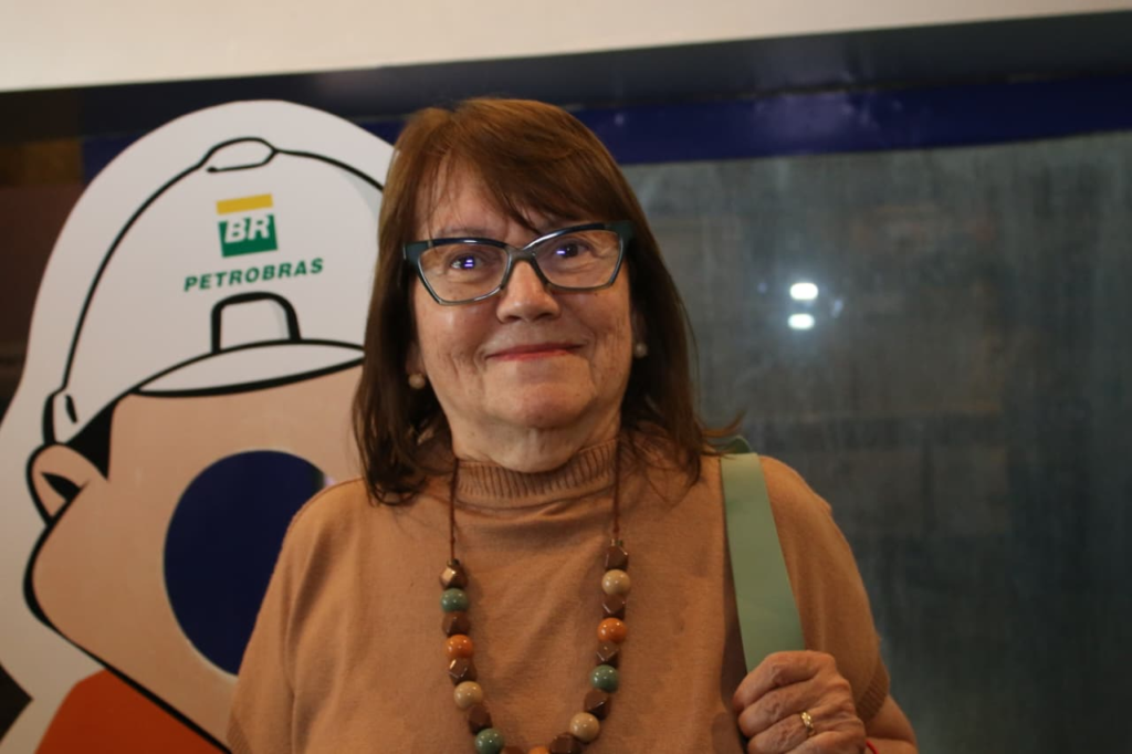 Professora aposentada Josenice de Fátima Aragão Neves durante visita ao Museu do Petróleo, em Mossoró