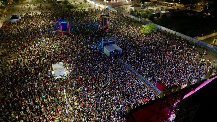 Léo Foguete e Olodum levam 35 mil pessoas à folia no Nélio Dias nesta segunda-feira
