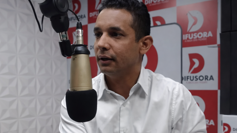 Prefeito de Mossoró, Allyson Bezerra (União), em entrevista à rádio Difusora - Foto: YouTube / Reprodução