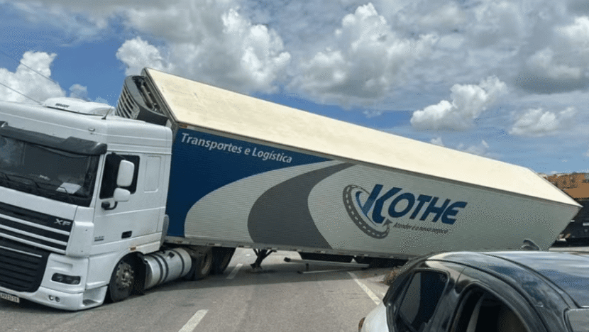 Carreta com 25 toneladas de melão tomba na br-304 em mossoró | notícias do rio grande do norte Carreta com 25 toneladas de melão tomba na BR-304 em Mossoró - Foto: Iara Nóbrega/Inter TV Costa Branca