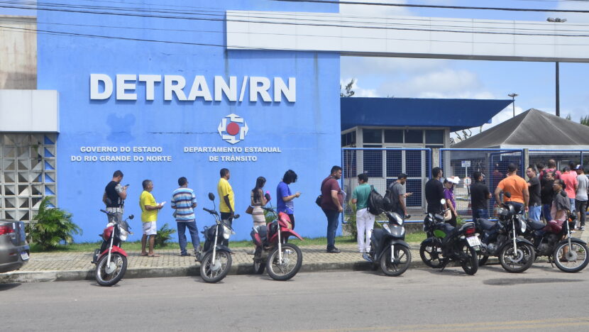 Detran alerta para golpe com falsas multas e suspensão da cnh por e-mail no rn; saiba o que fazer | notícias do rio grande do norte Filas no Detran RN (14)