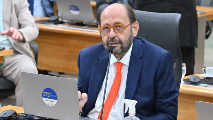 Deputado estadual Gustavo Carvalho fala ao microfone durante sessão na Assembleia Legislativa do RN