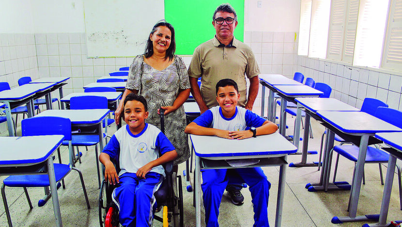 Natal inicia ano letivo com mais de 50 mil estudantes matriculados | notícias do rio grande do norte Pais e alunos na abertura do ano letivo 2026 em Natal foto Manoel Barbosa