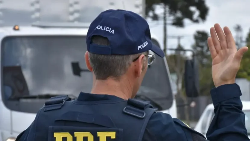 Acidente entre van e caminhão em Planaltina, no DF, deixa cinco mortos - Foto: PRF/Divulgação