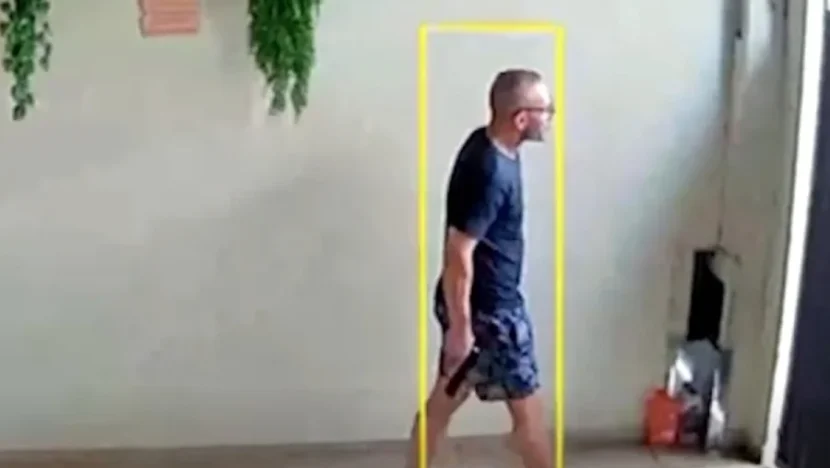 homem com arma casa