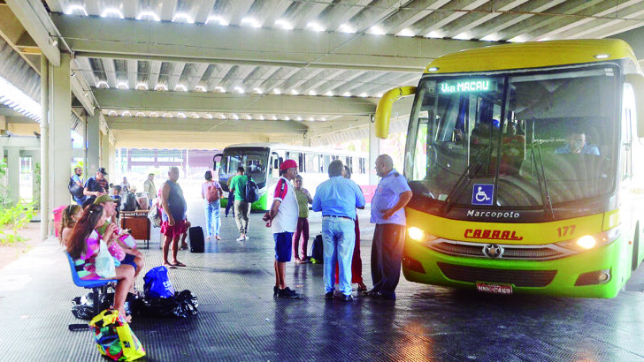 Passageiros com bagagens ao lado de ônibus na plataforma da Rodoviária de Natal, em imagem de arquivo