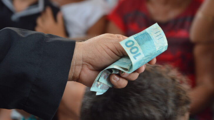 Notas de real ilustram projeção do salário mínimo de R$ 1.741 para 2027