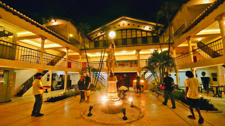 Interior iluminado do Teatro Alberto Maranhão, com pessoas no salão central e galerias nos pavimentos superiores