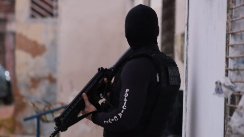 Operação policial em Tibau do Sul termina com dois suspeitos mortos e adolescente apreendido após confronto