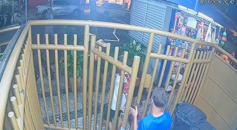 acusados saem predio