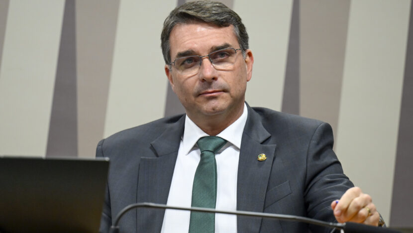 Flávio bolsonaro critica decisão de moraes sobre prisão domiciliar do ex-presidente | notícias do rio grande do norte flavio