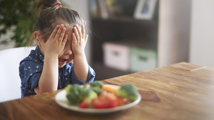 little girl doesn t want eat vegetables