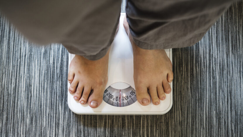 woman standing scale Copia
