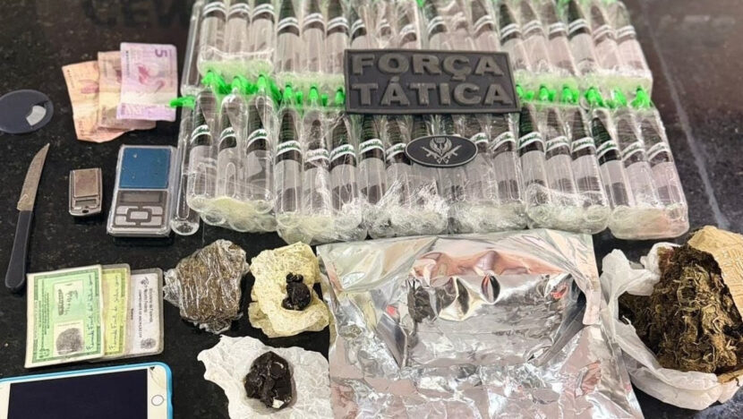 Polícia apreende drogas e 74 frascos de lança-perfume em casa usada para tráfico em Lagoa Nova - Foto: Reprodução/PMRN
