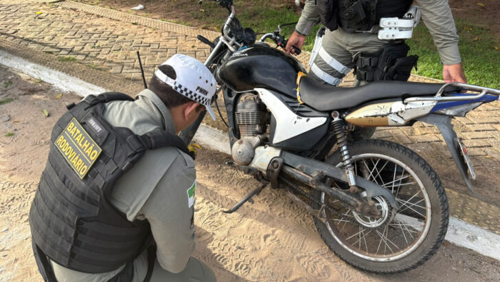 Treze condutores são autuados sem capacete e um homem é preso por adulteração em Extremoz - Foto: Reprodução/PM