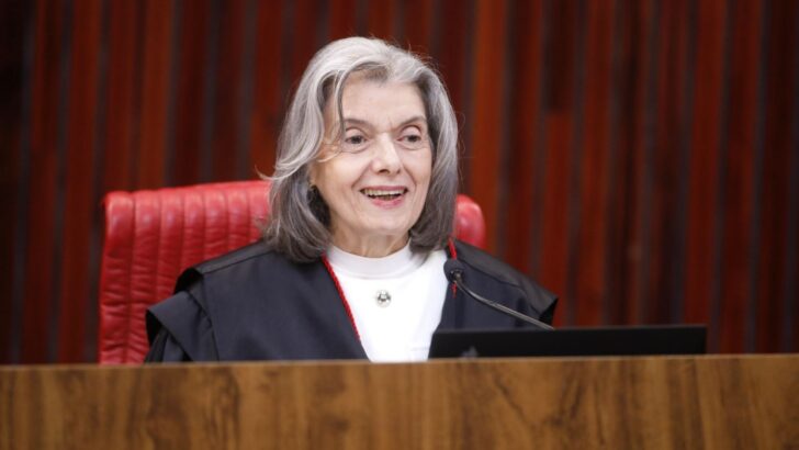 Ministra Cármen Lúcia sentada à mesa durante sessão