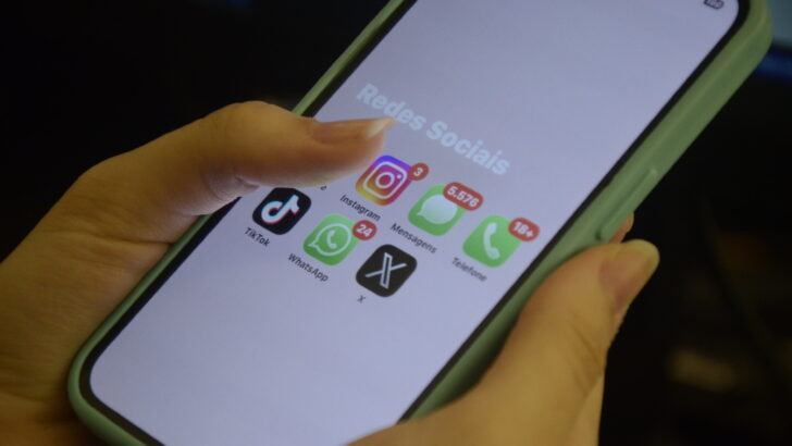 Celular Rede Sociais (4)