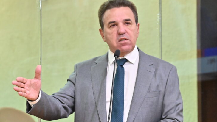 Luiz Eduardo fala ao microfone na Assembleia Legislativa do RN, em foto de arquivo