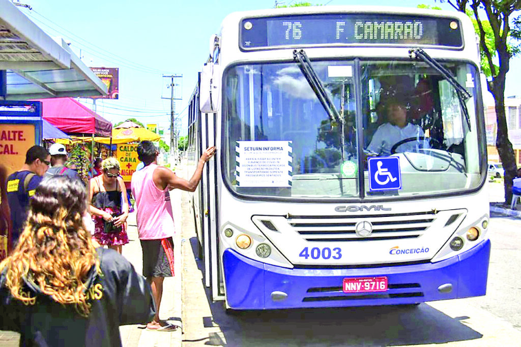 Ônibus em circulação transporte público STTU