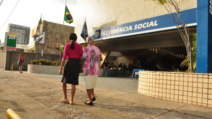 Reforma da Previdência Protesto (22) Idosos na frente do INSS