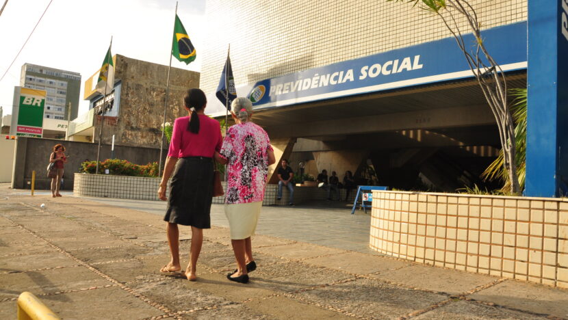 Reforma da Previdência Protesto (22) Idosos na frente do INSS