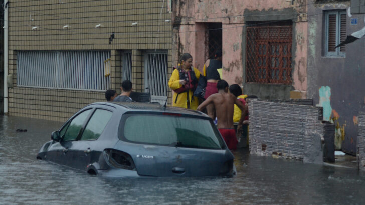 Rua tomada pela água durante chuvas intensas em Natal, com acumulados acima de 130 mm em algumas áreas - Foto: José Aldenir