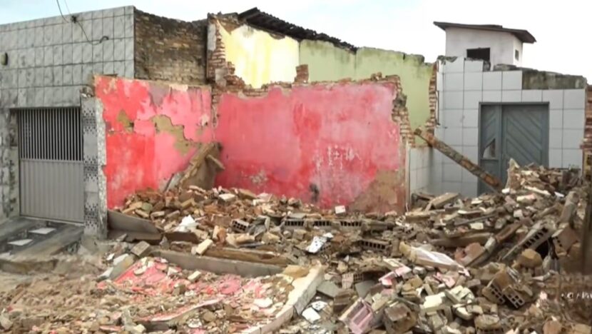 Casa desaba na Zona Oeste de Natal após chuvas do final de semana