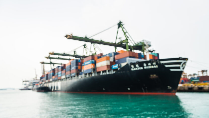 Irã permite passagem de navios com bens essenciais pelo estreito de ormuz | notícias do rio grande do norte abstract blur shipping boat cargo