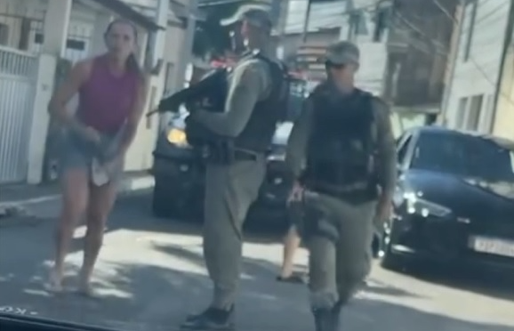 Mulher diz ter sido agredida por policial na Vila de Ponta Negra: "Me deu um tapa na cara" - Foto: Reprodução/TV Tropical