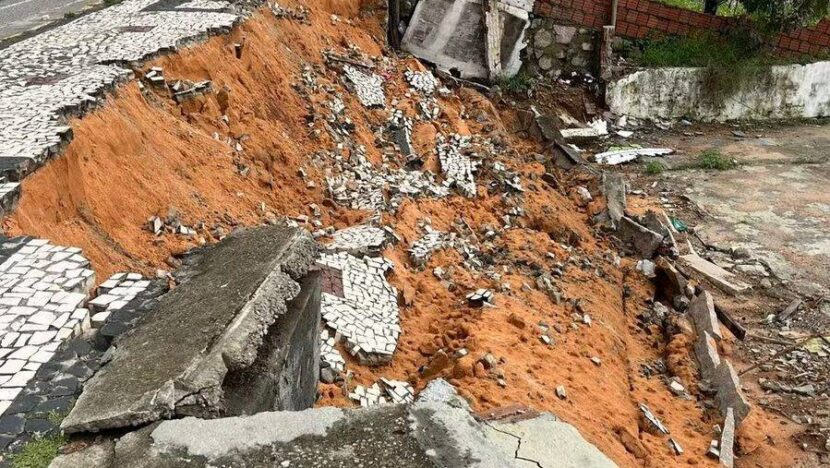 Parte de calçadão desmorona após chuvas em Ponta Negra - Foto: Philipe Salvador/Inter TV Cabugi