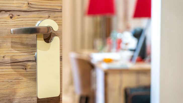 Quarto apresentava cheiro de mofo, roupas de cama manchadas, presença de insetos. Foto: Pixabay