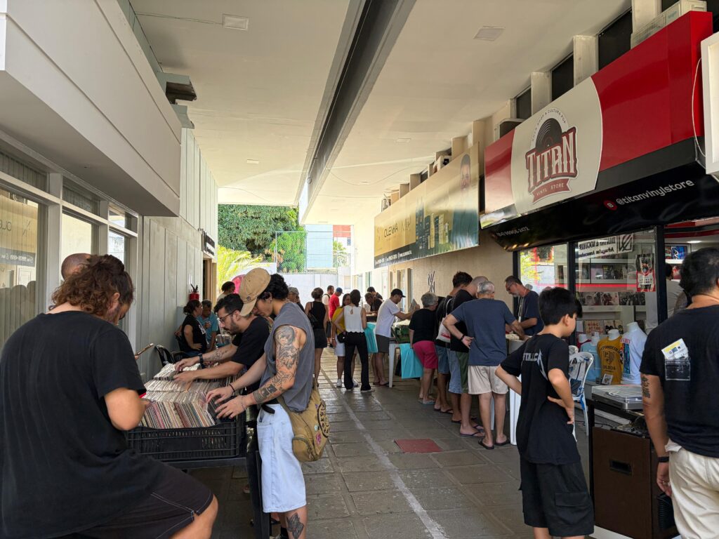 Feira do Vinil reúne expositores, DJs e troca de discos em Natal
