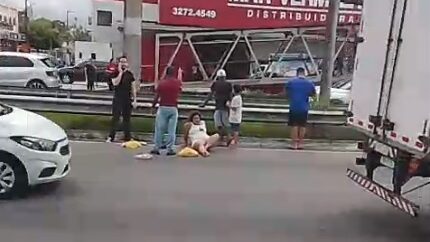 Mulher cai de passarela na BR-101 em PaRio Grande do Norteamirim - Foto: Reprodução/TV Tropical