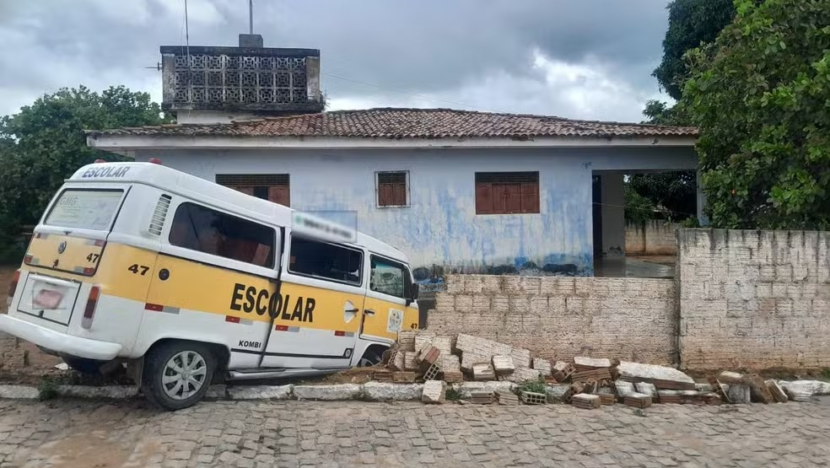 Kombi escolar derruba muro de casa e assusta moradores em Ceará-Mirim - Foto: Reprodução/Redes sociais