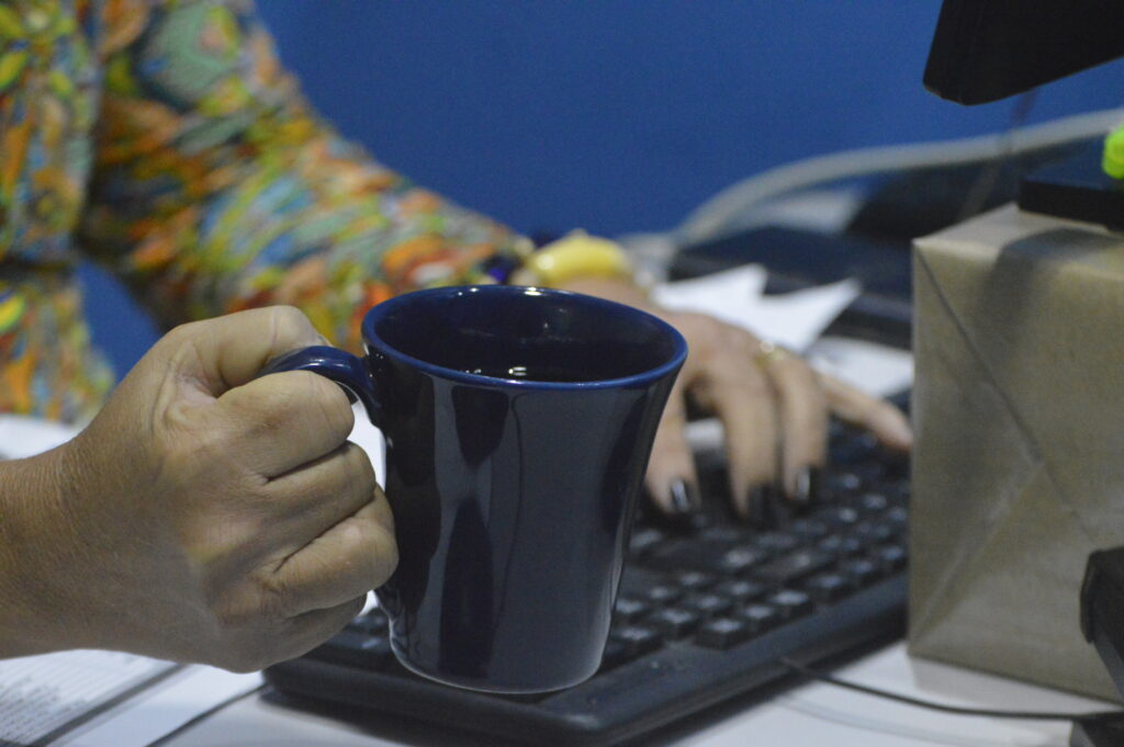 Beber café sobe pressão, mas uso moderado é seguro