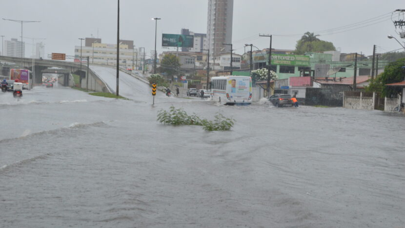 Chuvas geram alagamentos e mobilizam força-tarefa em natal | notícias do rio grande do norte Chuva em Natal Congestionamento Trânsito BR 101 (47)