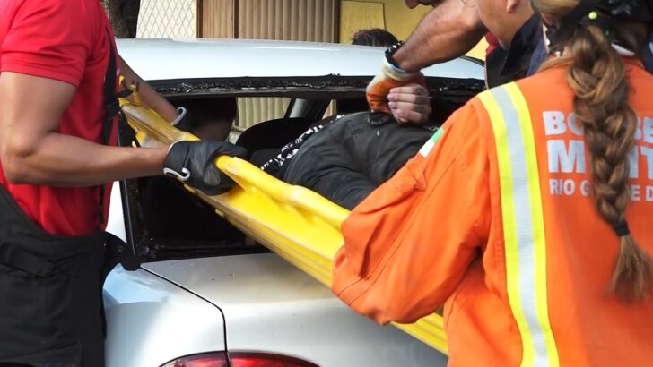 Ciclista entra dentro de carro após bater em veículo na Zona Leste de Natal