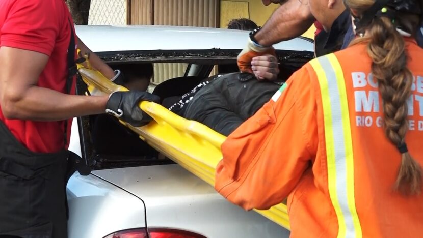 Ciclista entra dentro de carro após bater em veículo na Zona Leste de Natal